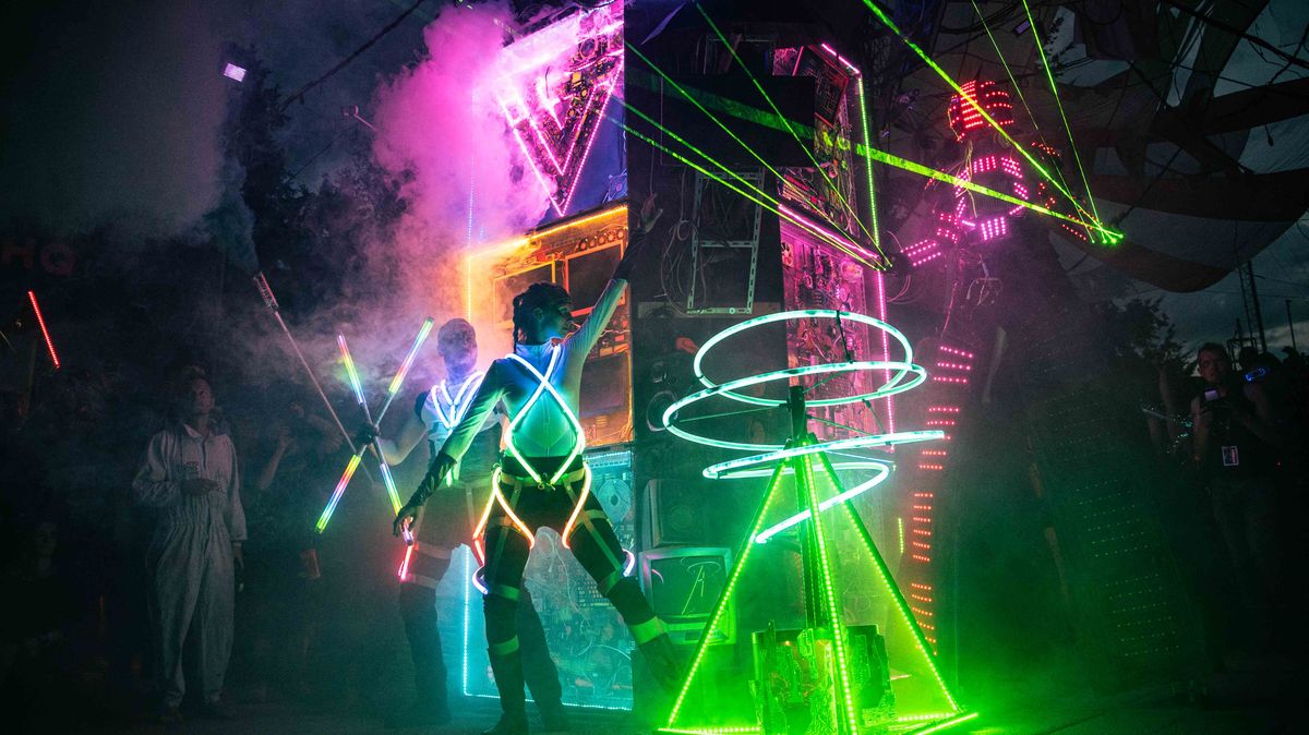 FOTO: Šílené kostýmy ovládly bývalou raketovou základnu během festivalu Cybertown